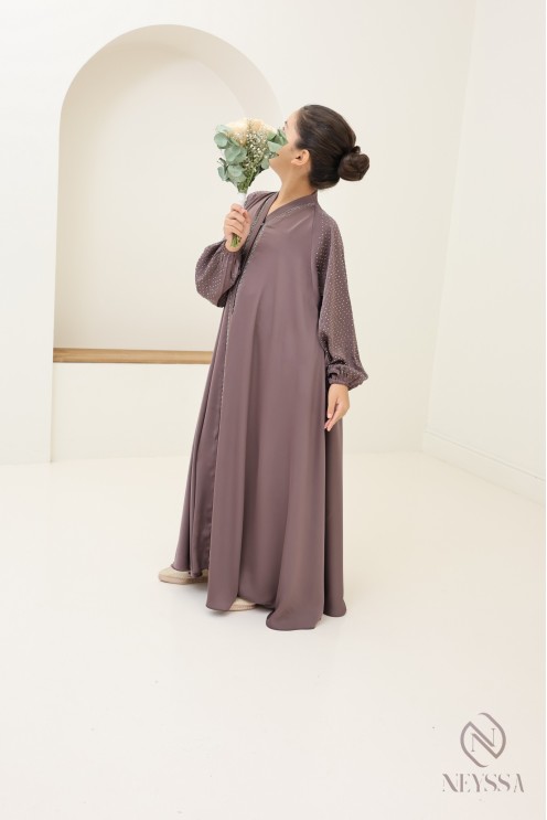 Ausgestellte Abaya Dubai mit Strasssteinen und Puffärmeln.