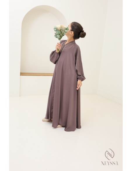 Ausgestellte Abaya Dubai mit Strasssteinen und Puffärmeln.