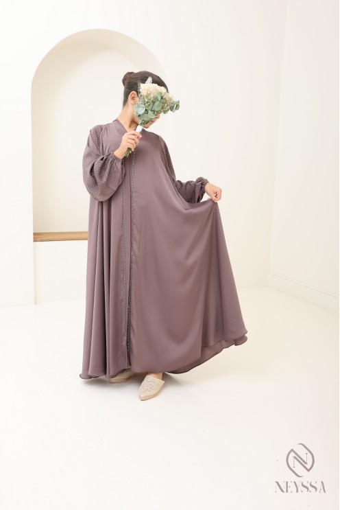 Ausgestellte Abaya Dubai mit Strasssteinen und Puffärmeln.