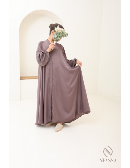 Ausgestellte Abaya Dubai mit Strasssteinen und Puffärmeln.