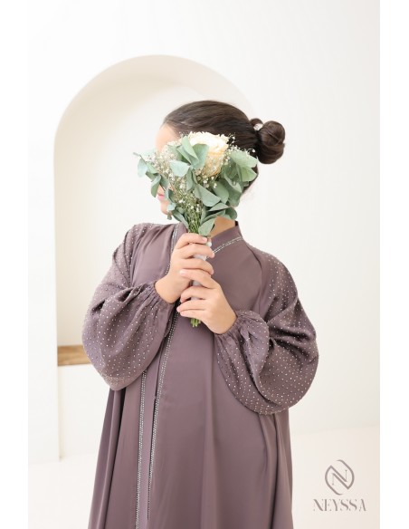 Ausgestellte Abaya Dubai mit Strasssteinen und Puffärmeln.