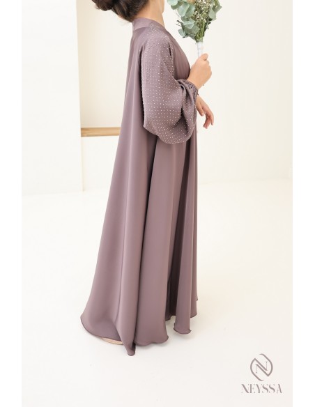 Ausgestellte Abaya Dubai mit Strasssteinen und Puffärmeln.