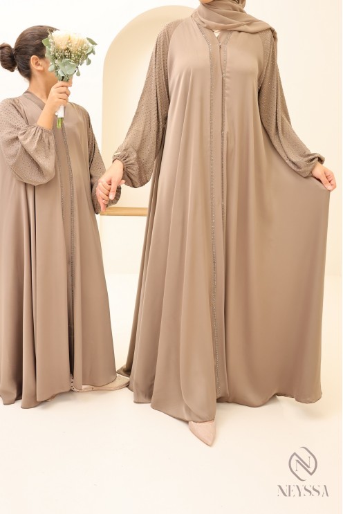 Passendes Mutter-Tochter-Outfit für Eid: Abaya Dubai mit Strasssteinen