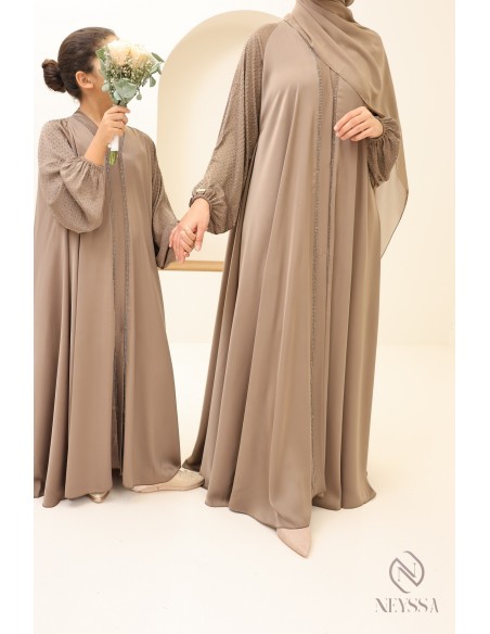 Passendes Mutter-Tochter-Outfit für Eid: Abaya Dubai mit Strasssteinen