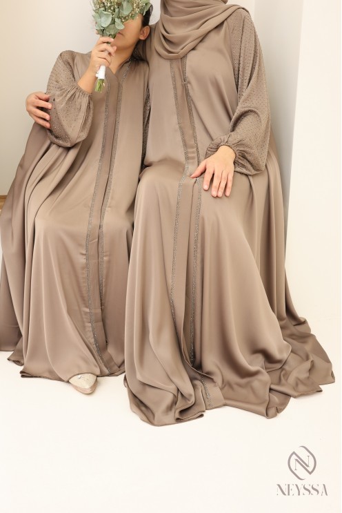 Passendes Mutter-Tochter-Outfit für Eid: Abaya Dubai mit Strasssteinen