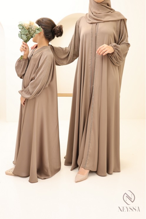 Passendes Mutter-Tochter-Outfit für Eid: Abaya Dubai mit Strasssteinen