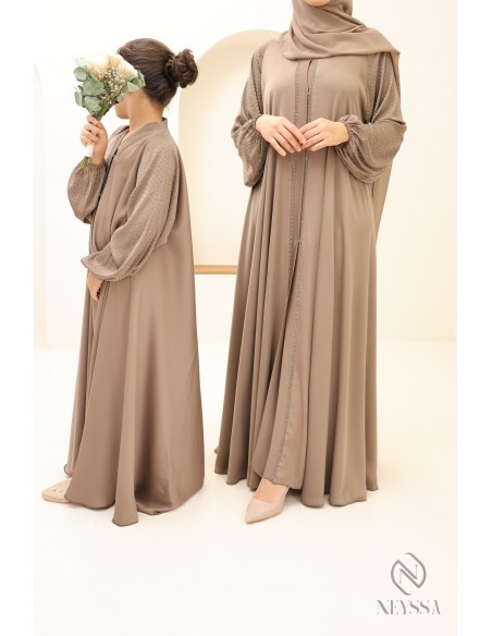 Passendes Mutter-Tochter-Outfit für Eid: Abaya Dubai mit Strasssteinen