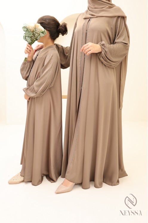 Passendes Mutter-Tochter-Outfit für Eid: Abaya Dubai mit Strasssteinen