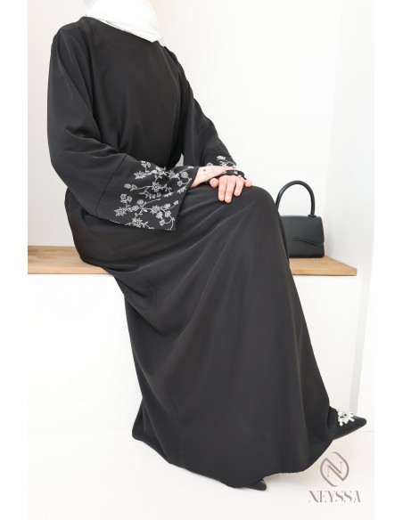 Lange, gerade geschnittene Abaya mit weiten Ärmeln und Strasssteinen
