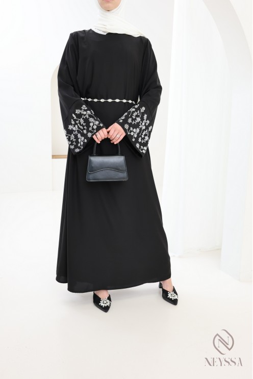 Lange, gerade geschnittene Abaya mit weiten Ärmeln und Strasssteinen