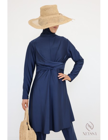 Stilvoller blauer Burkini verschleierte Frau, trendige Kreuztunika