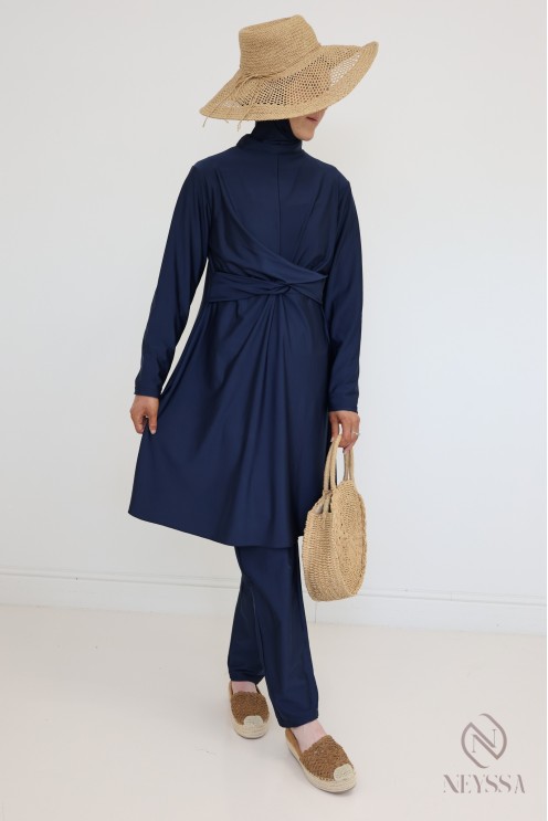 Stilvoller blauer Burkini verschleierte Frau, trendige Kreuztunika