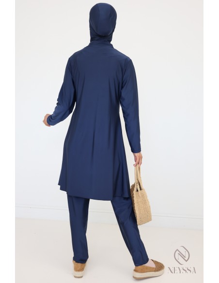 Stilvoller blauer Burkini verschleierte Frau, trendige Kreuztunika