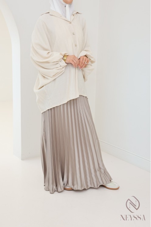 langer ausgestellter Satinplissee, bescheidener Stil Hijabi-Outfit