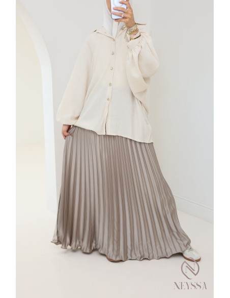 langer ausgestellter Satinplissee, bescheidener Stil Hijabi-Outfit