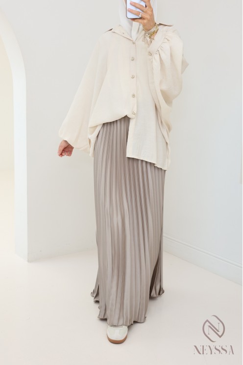 langer ausgestellter Satinplissee, bescheidener Stil Hijabi-Outfit