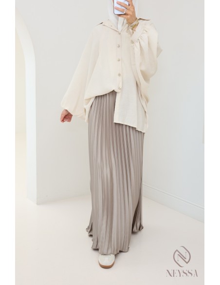 langer ausgestellter Satinplissee, bescheidener Stil Hijabi-Outfit