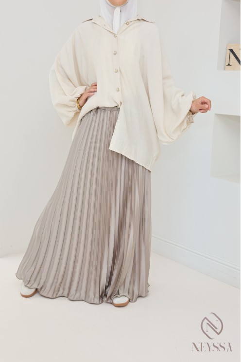 langer ausgestellter Satinplissee, bescheidener Stil Hijabi-Outfit