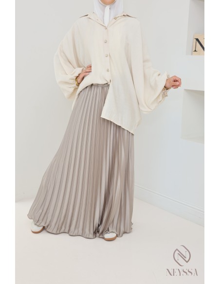 langer ausgestellter Satinplissee, bescheidener Stil Hijabi-Outfit