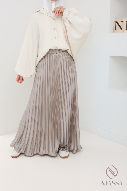 langer ausgestellter Satinplissee, bescheidener Stil Hijabi-Outfit