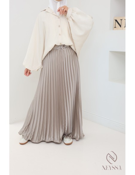 langer ausgestellter Satinplissee, bescheidener Stil Hijabi-Outfit