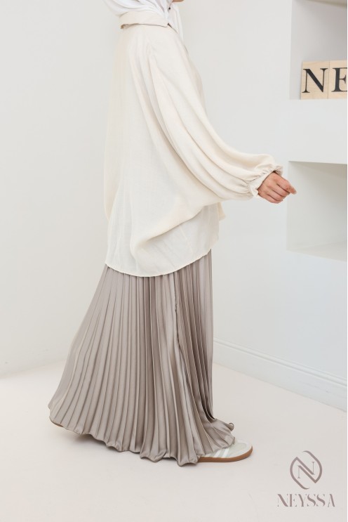 langer ausgestellter Satinplissee, bescheidener Stil Hijabi-Outfit
