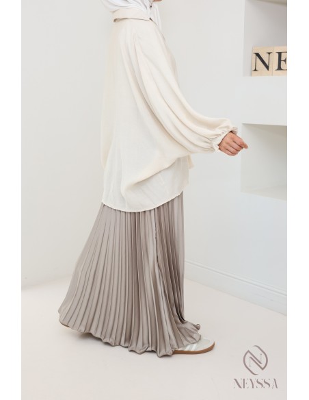 langer ausgestellter Satinplissee, bescheidener Stil Hijabi-Outfit