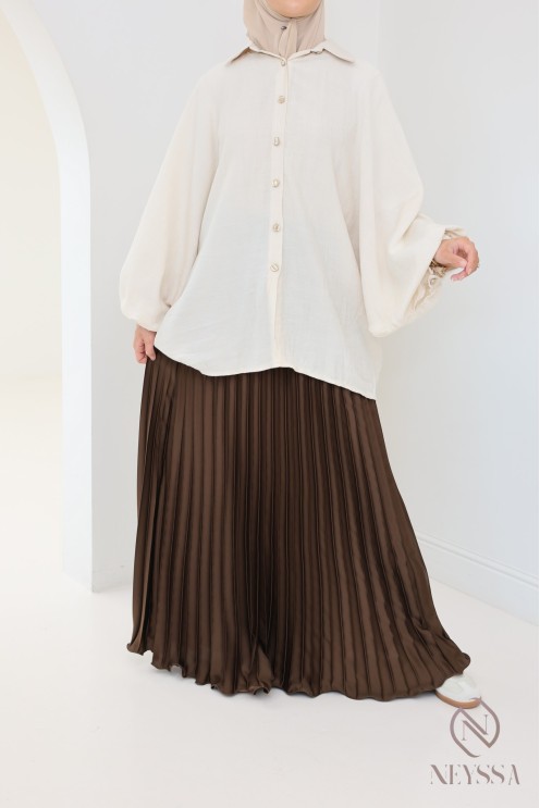 langer ausgestellter Satinplissee, bescheidener Stil Hijabi-Outfit