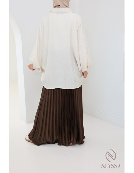 langer ausgestellter Satinplissee, bescheidener Stil Hijabi-Outfit