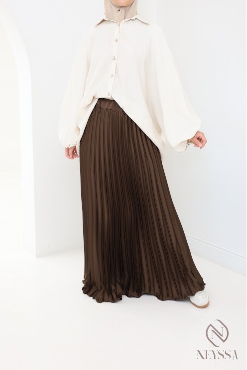 langer ausgestellter Satinplissee, bescheidener Stil Hijabi-Outfit