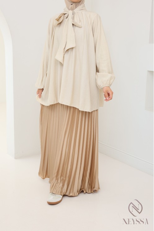 langer ausgestellter Satinplissee, bescheidener Stil Hijabi-Outfit