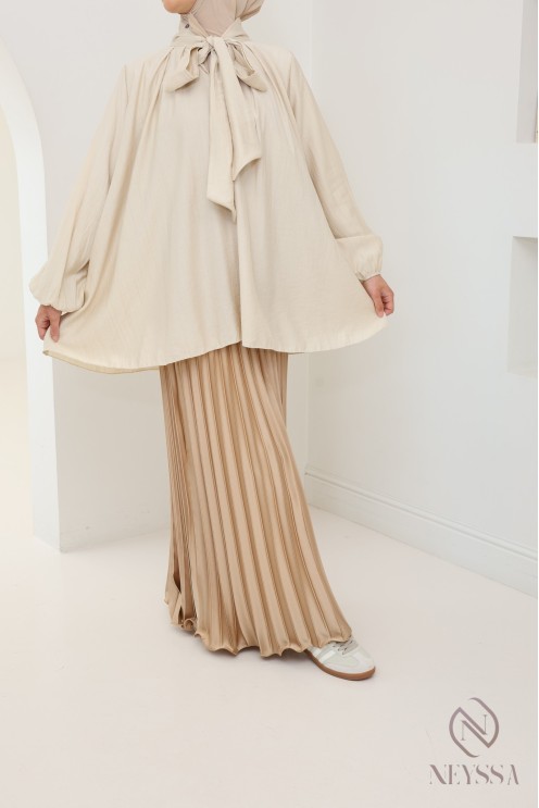 langer ausgestellter Satinplissee, bescheidener Stil Hijabi-Outfit