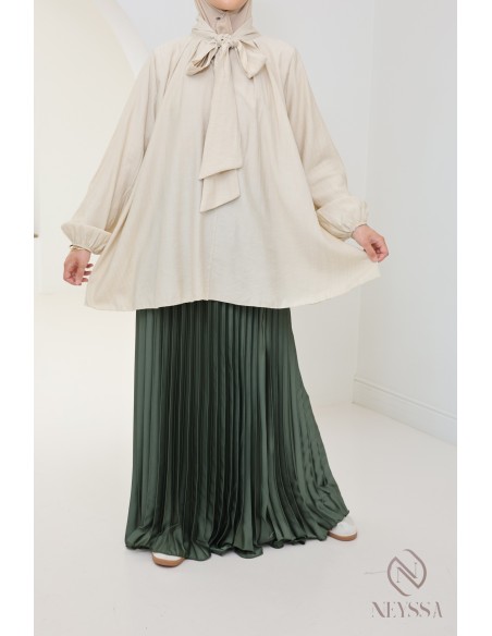 langer ausgestellter Satinplissee, bescheidener Stil Hijabi-Outfit