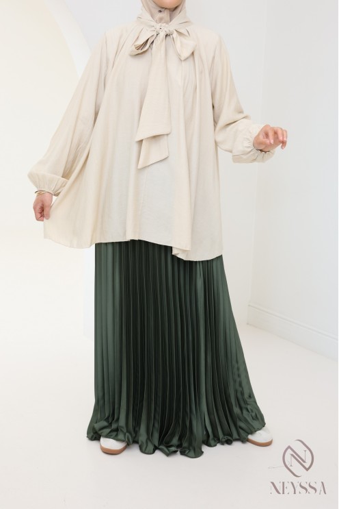 langer ausgestellter Satinplissee, bescheidener Stil Hijabi-Outfit