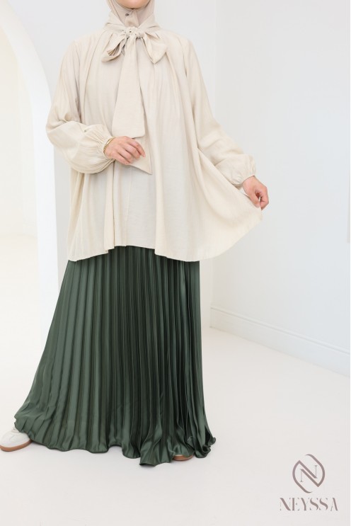 langer ausgestellter Satinplissee, bescheidener Stil Hijabi-Outfit