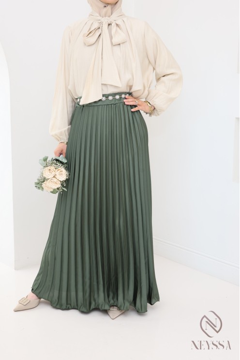 langer ausgestellter Satinplissee, bescheidener Stil Hijabi-Outfit