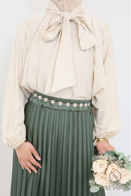 langer ausgestellter Satinplissee, bescheidener Stil Hijabi-Outfit