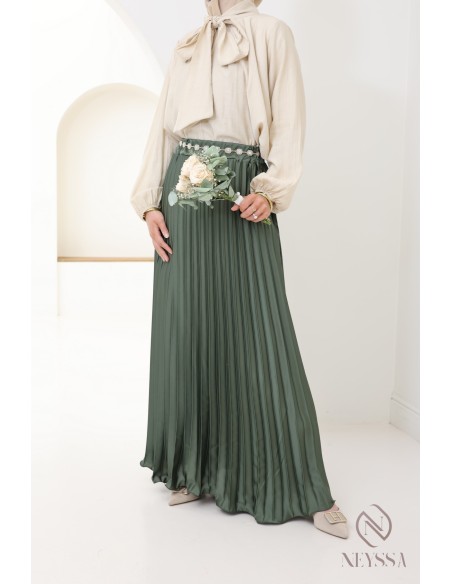 langer ausgestellter Satinplissee, bescheidener Stil Hijabi-Outfit