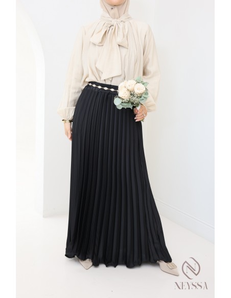 langer ausgestellter Satinplissee, bescheidener Stil Hijabi-Outfit