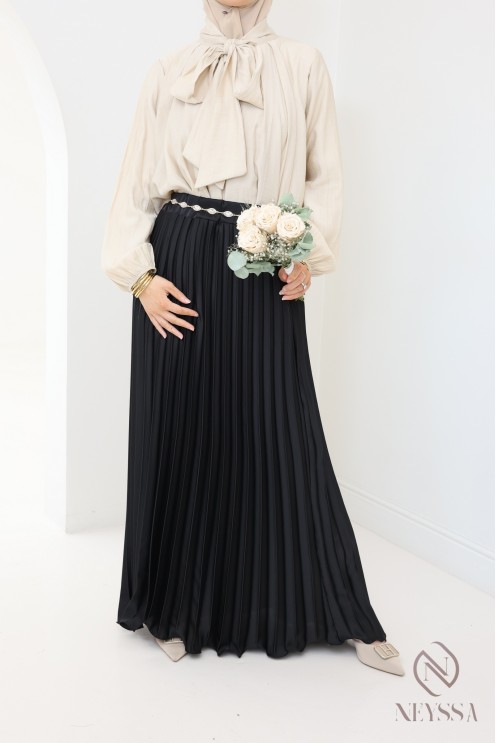 langer ausgestellter Satinplissee, bescheidener Stil Hijabi-Outfit