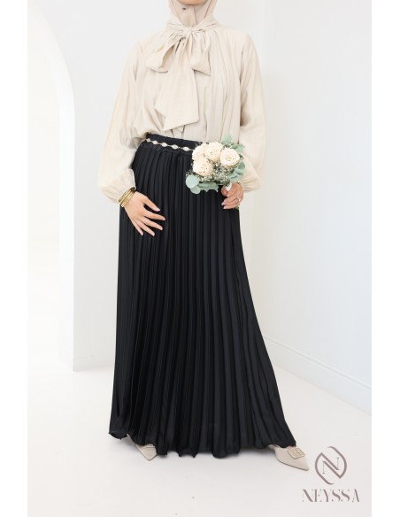 langer ausgestellter Satinplissee, bescheidener Stil Hijabi-Outfit