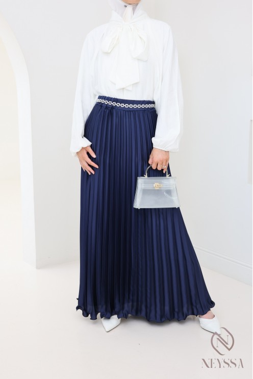 langer ausgestellter Satinplissee, bescheidener Stil Hijabi-Outfit