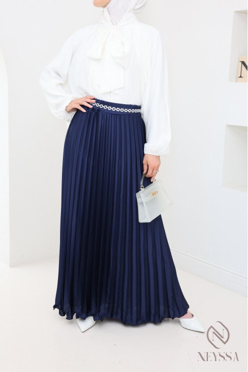 langer ausgestellter Satinplissee, bescheidener Stil Hijabi-Outfit