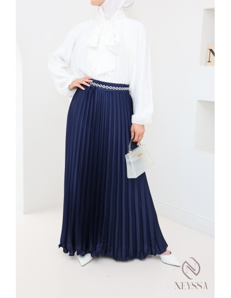 langer ausgestellter Satinplissee, bescheidener Stil Hijabi-Outfit