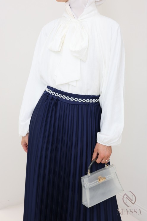 langer ausgestellter Satinplissee, bescheidener Stil Hijabi-Outfit