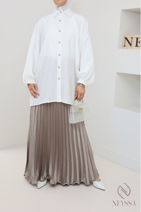 langer ausgestellter Satinplissee, bescheidener Stil Hijabi-Outfit