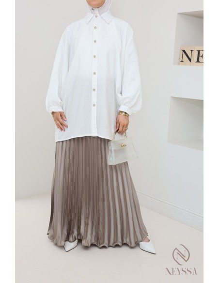 langer ausgestellter Satinplissee, bescheidener Stil Hijabi-Outfit