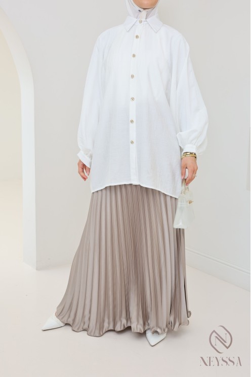 langer ausgestellter Satinplissee, bescheidener Stil Hijabi-Outfit