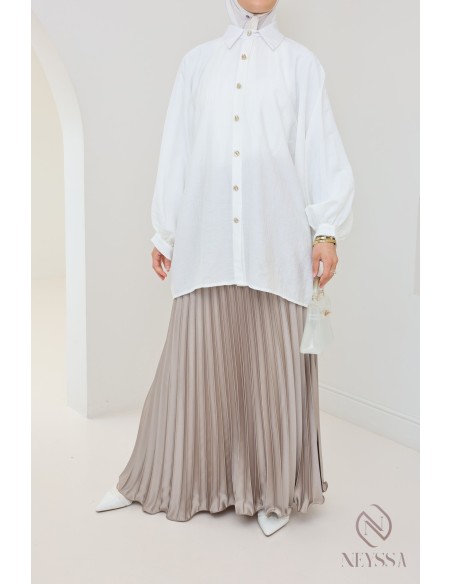 langer ausgestellter Satinplissee, bescheidener Stil Hijabi-Outfit