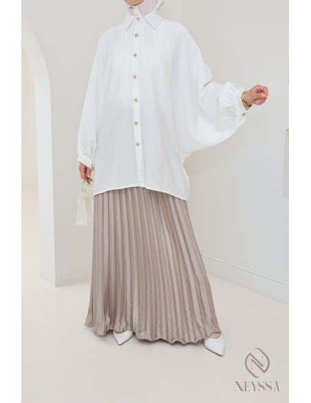 langer ausgestellter Satinplissee, bescheidener Stil Hijabi-Outfit